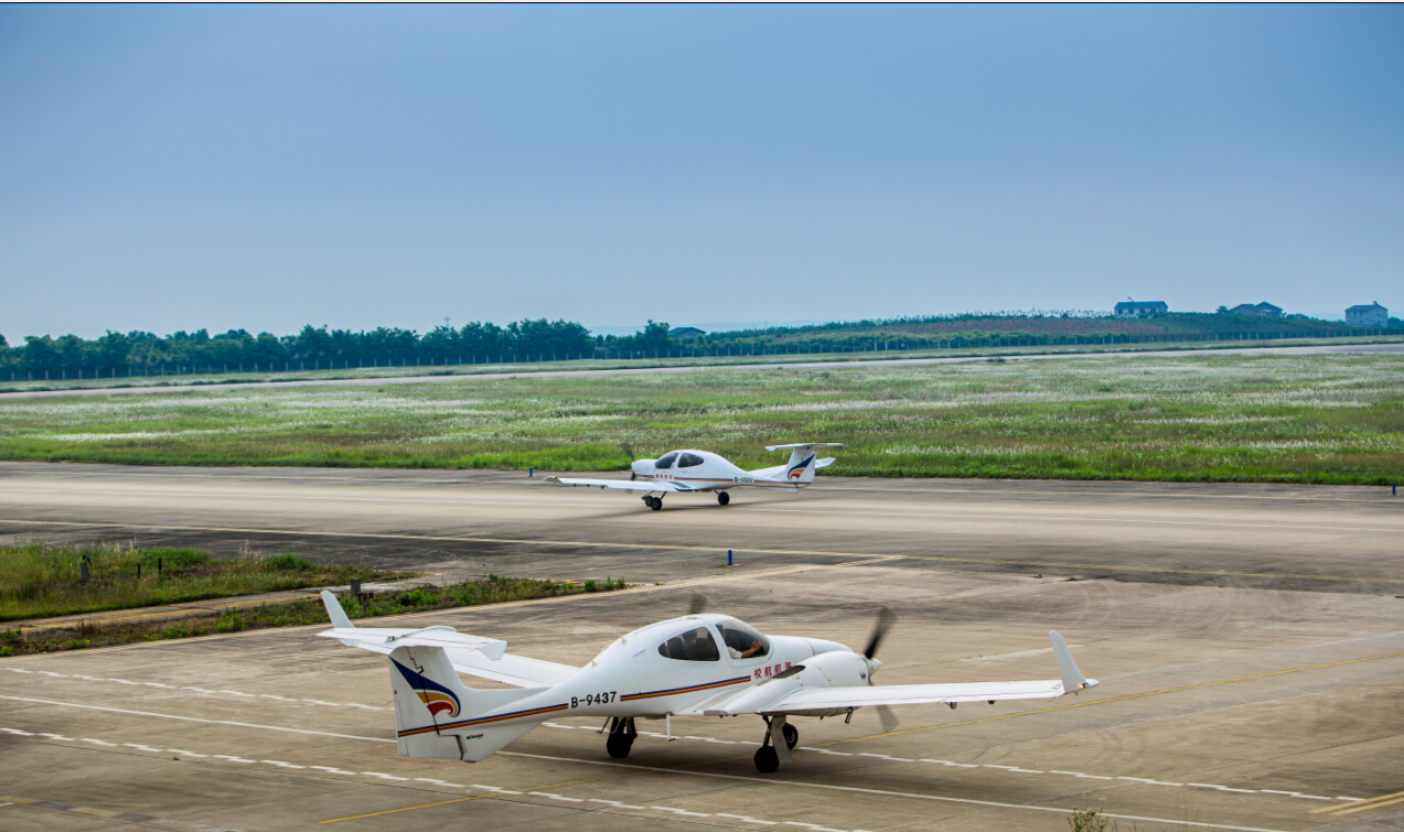 雙發(fā)訓(xùn)練機(jī) 鉆石DA42